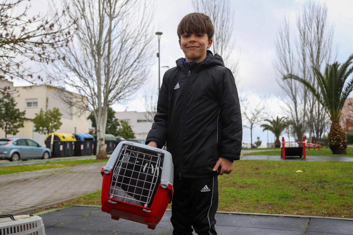 Sergio ha llevado a su gato Trufa para que lo bendicieran.