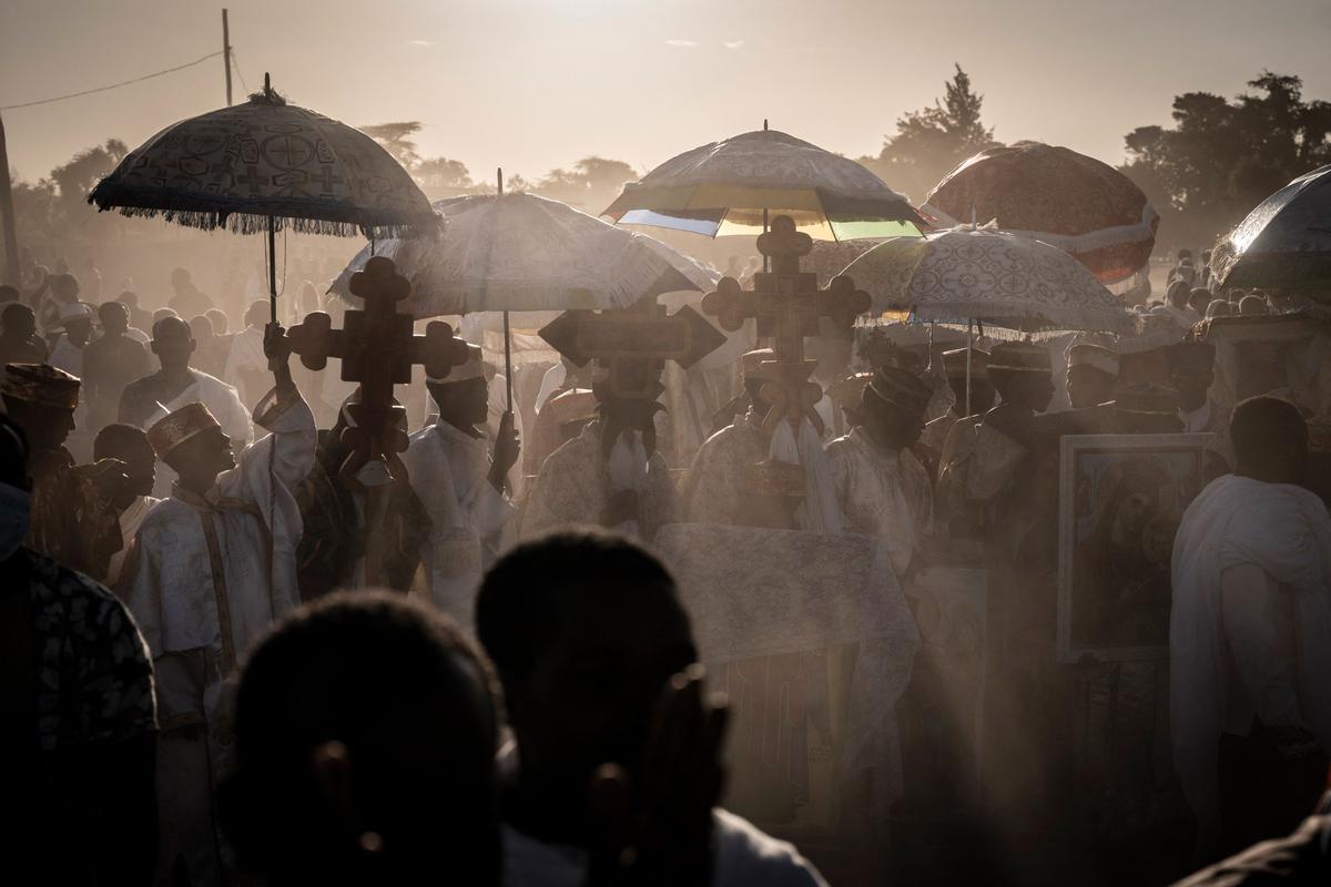 Los devotos ortodoxos etíopes asisten a una oración durante la celebración de la Epifanía de Etiopía en la orilla del lago Batu, Etiopía