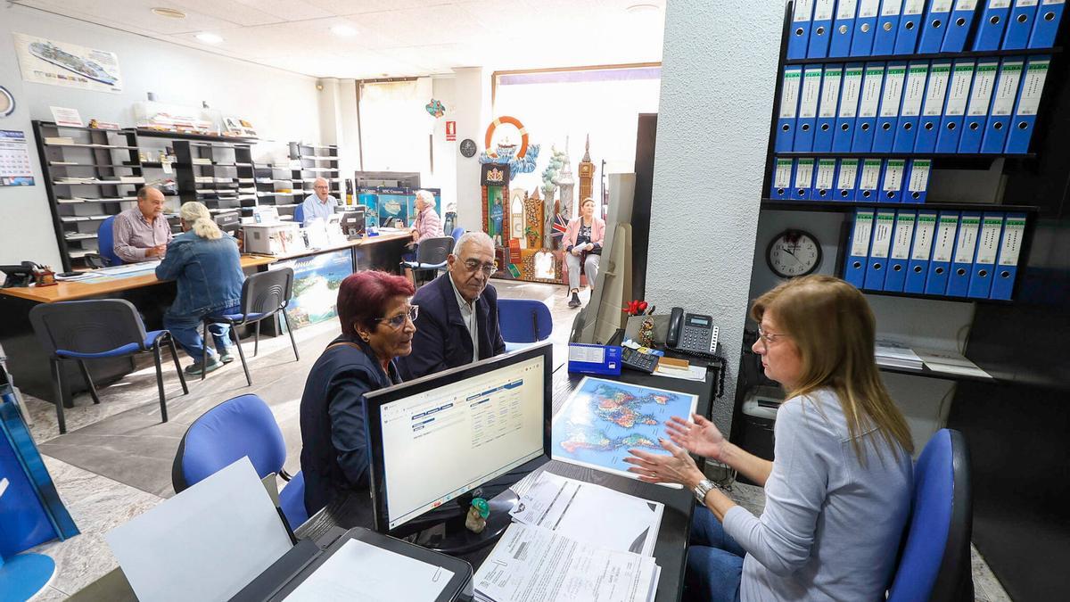 Mayores valencianos reservando sus viajes del Imserso, en una imagen de archivo.
