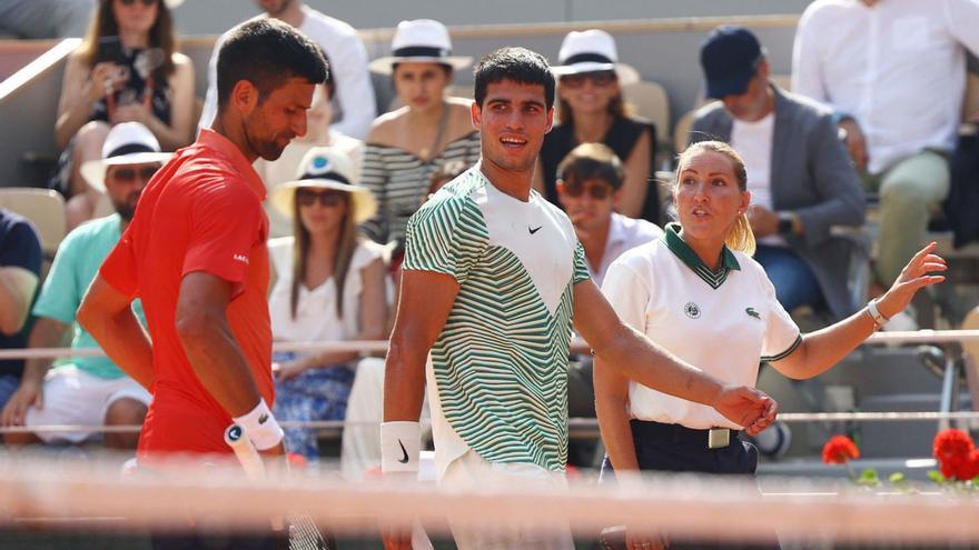 Carlos Alcaraz y Novak Djokovic, en el duelo de Roland Garros de este año. | REUTERS/LISI NIESNER