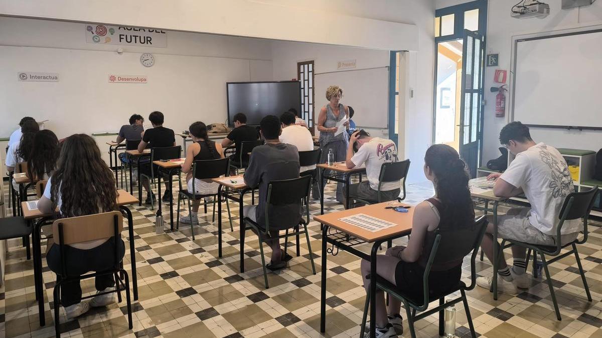 Los alumnos escuchan las indicaciones de la profesora antes de comenzar la prueba