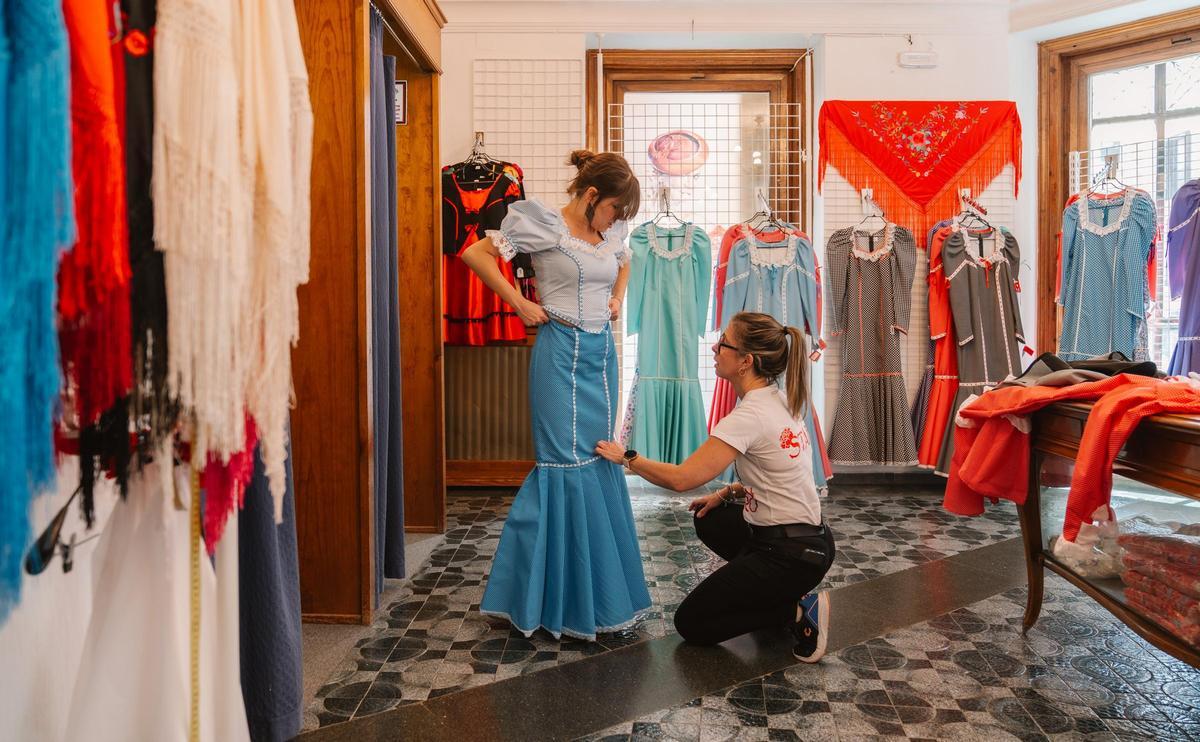 Imagen de archivo de la tienda de disfraces y vestidos tradicionales Maty, en Madrid, donde tienen una sección dedicada a los trajes de chulapos y chulapas.