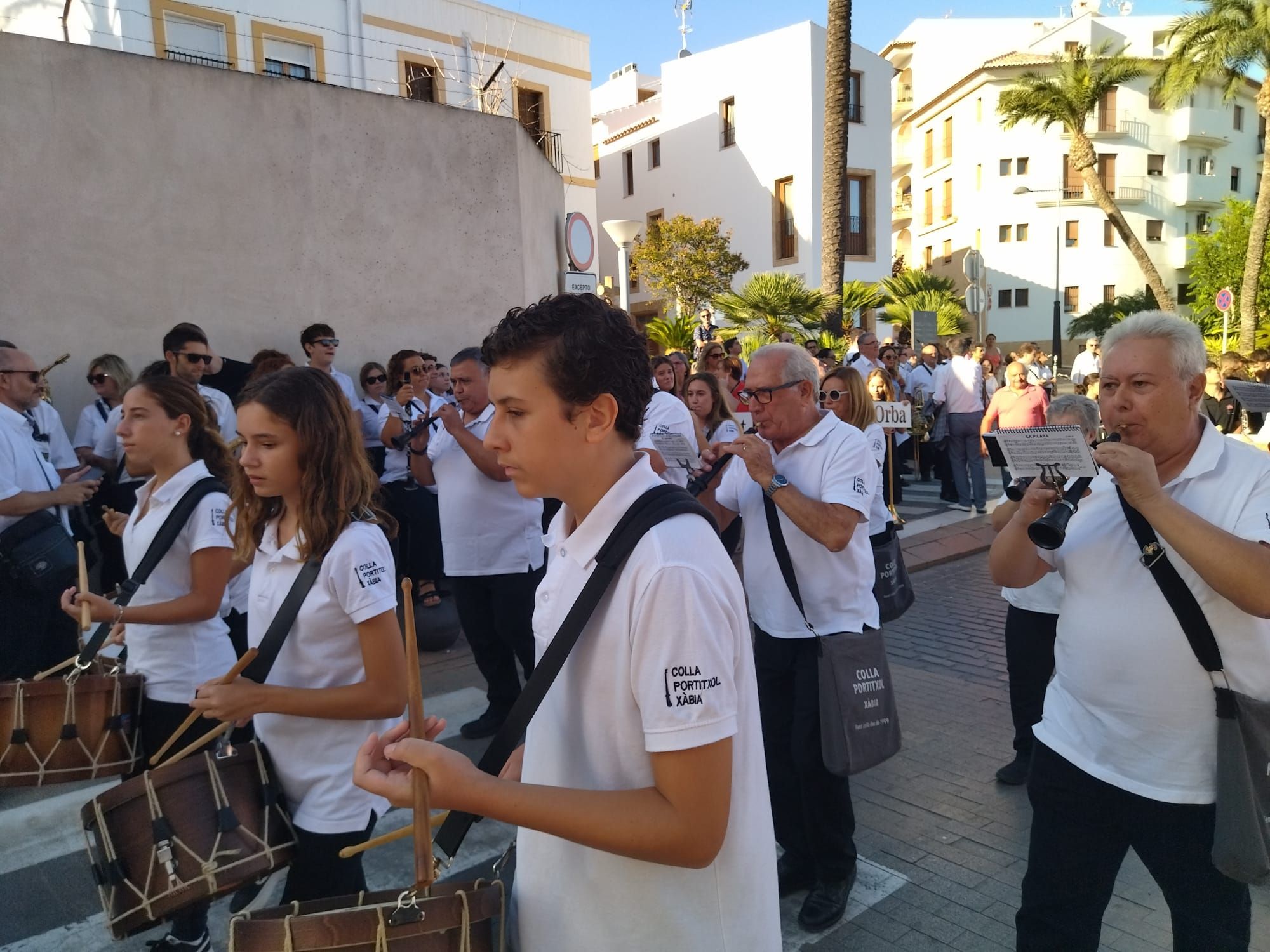 Xàbia, capital de la música: más de 800 músicos de toda la comarca llenan de vida las calles (imágenes)