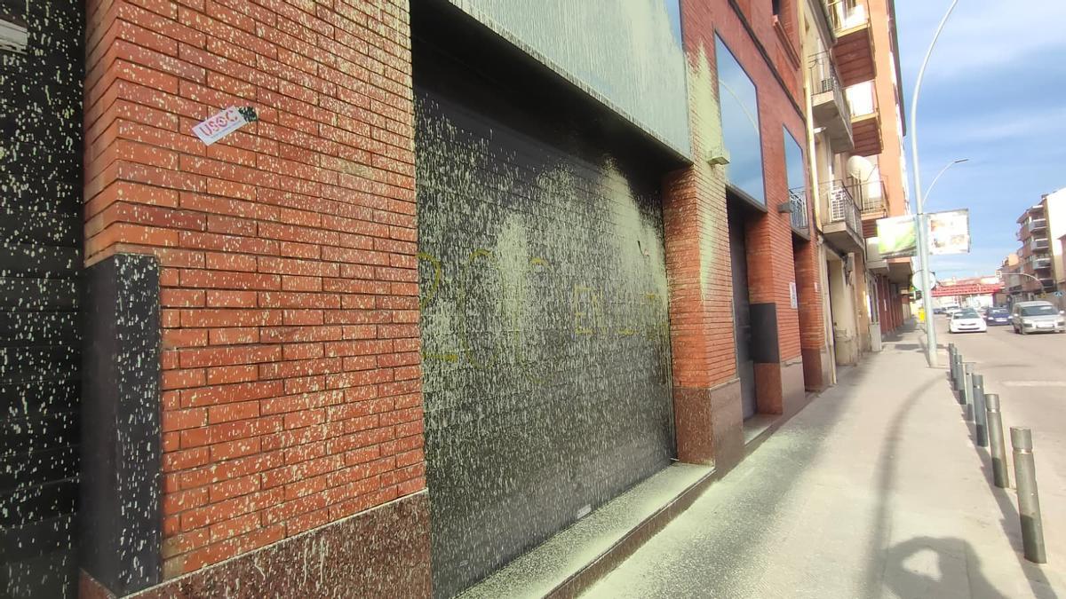 La pintura ha tacat la façana, la vorera, i les reixes de la seu de la carretera de Vic de Manresa