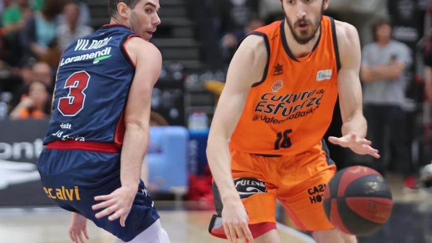 Guillem Vives dribla el balón durante el partido del pasado domingo en La Fonteta ante Baskonia.