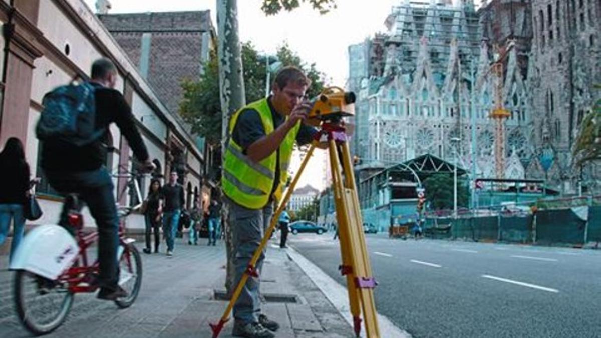 Un topógrafo hace mediciones en la calle de Mallorca al paso de la tuneladora, cerca ya de la Sagrada Familia.