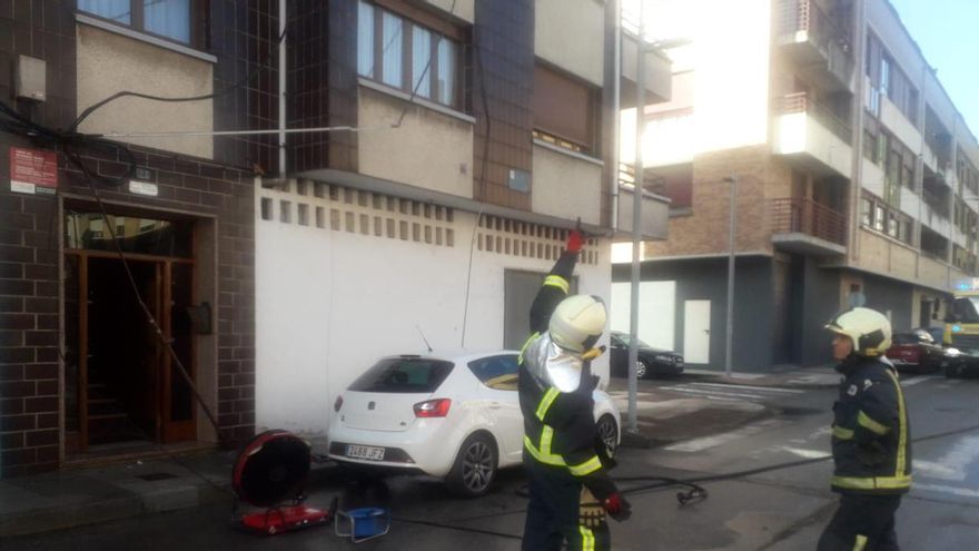 Susto en Pola de Laviana: un escape de gas obliga a actuar a los bomberos en la calle Puerto Pajares