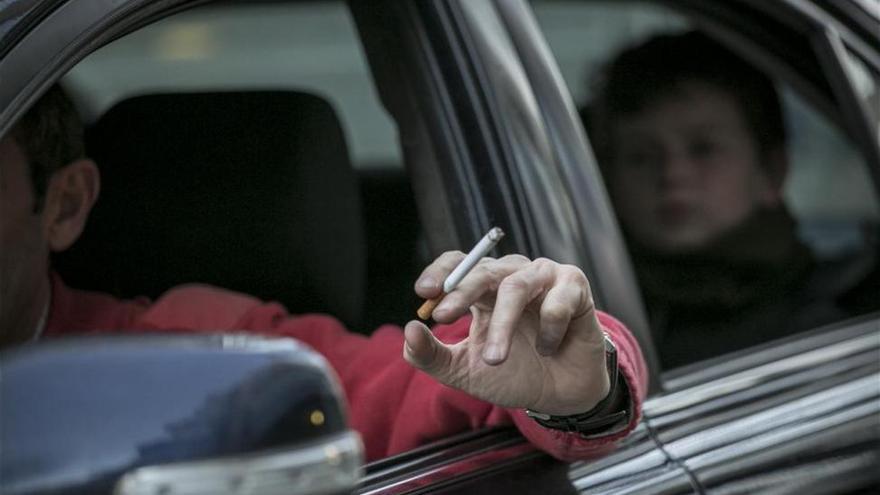 Los médicos piden que se prohíba fumar en coches ocupados por niños
