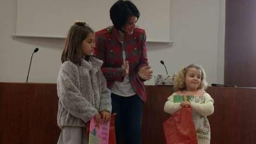 Unos niños reciben sus premios por el Día del Libro. // S.A.