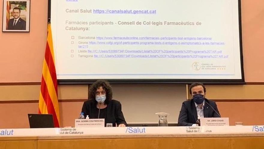 La directora del CatSalut, Gemma Craywinckel, i el president del Consell de Col·legis de Farmacèutics, Jordi Casas