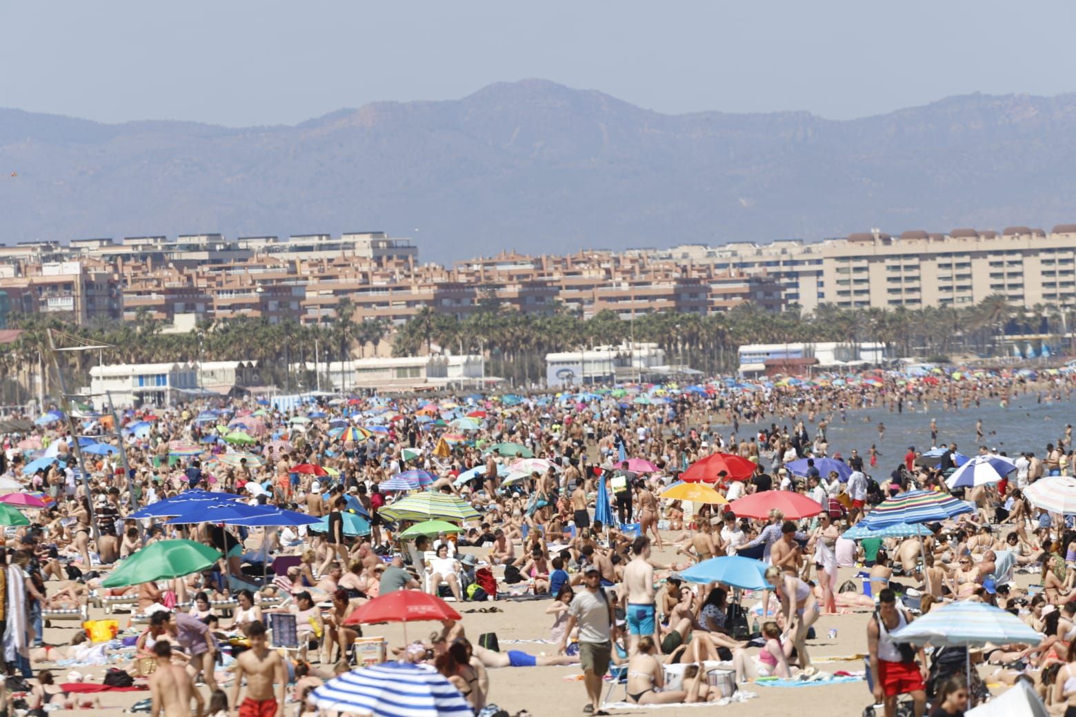 Una nueva jornada de calor llena las playas