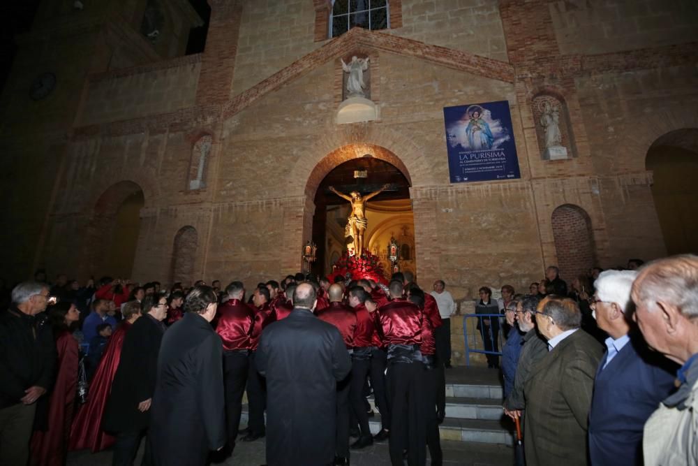 El protocolo para evitar la lluvia funcionó. El adelanto de la hora de salida de las procesiones del Silencio y Descendimiento de Cristo permitió que discurrieran por las calles de Torrevieja. Poco de