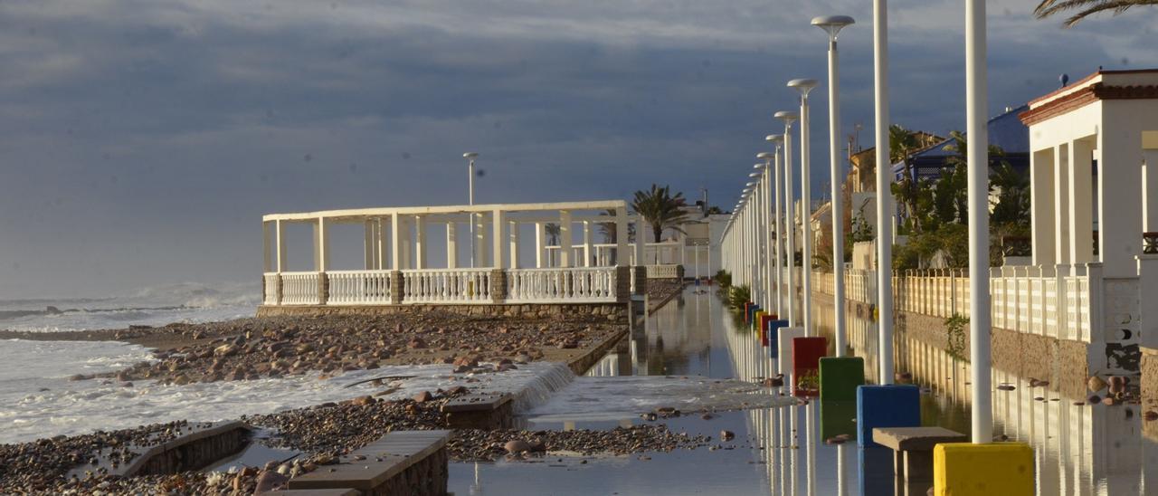 Municipios como Moncofa exigen la construcción de espigones para proteger las viviendas ubicadas en primera línea de playa.