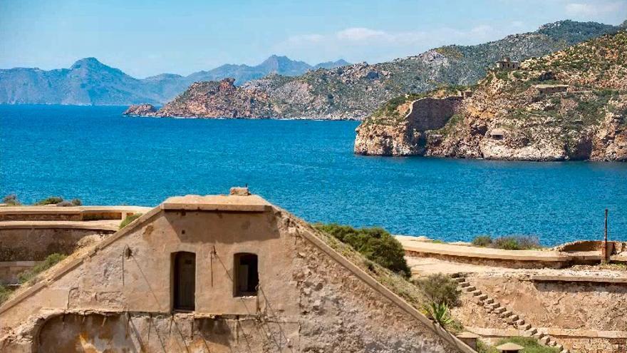 Arquitectura defensiva. Además de ser una ciudad amurallada, Cartagena cuenta con más de una veintena de baterías militares y cinco castillos  en el municipio: Concepción, Galeras, Atalaya, Moros, San Julián y Despeñaperros.