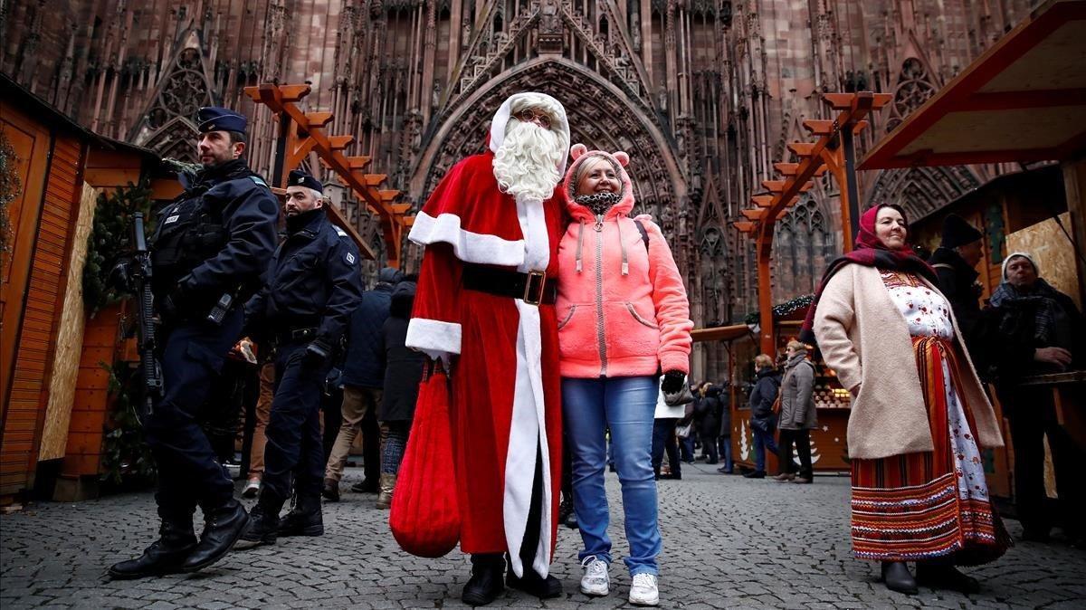 La policia patrulla frente a la catedral de Estrasburgo, hoy.