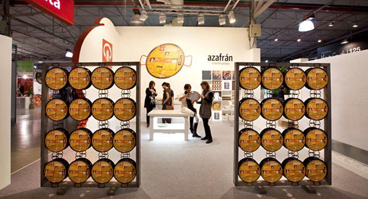 Expositor de Carmencita y su paellero en una feria de alimentación.