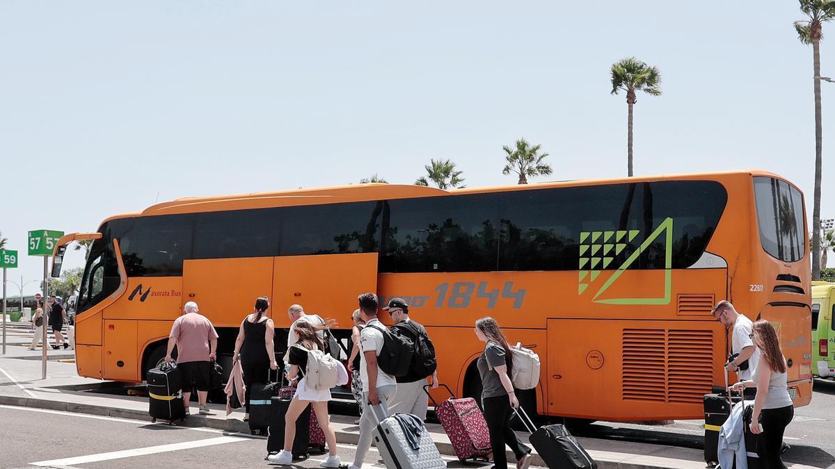 Colas entre el transporte de viajeros a la salida del aeropuerto Tenerife Sur, este sábado