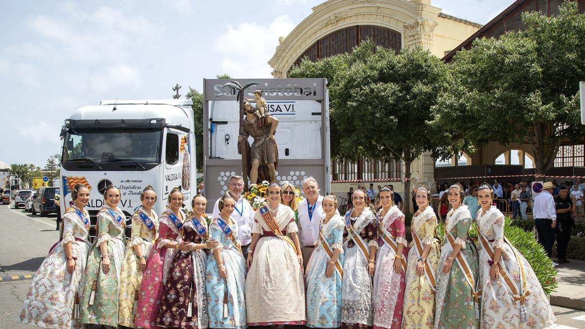 La Fallera Mayor de València y su Corte de Honor junto a directivos de la Federación de Transportistas honrando a San Cristóbal
