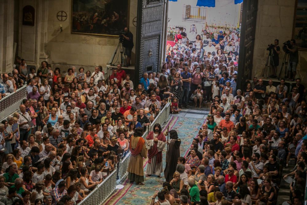 La primera parte de la representación de La Festa abarrota el templo ilicitano