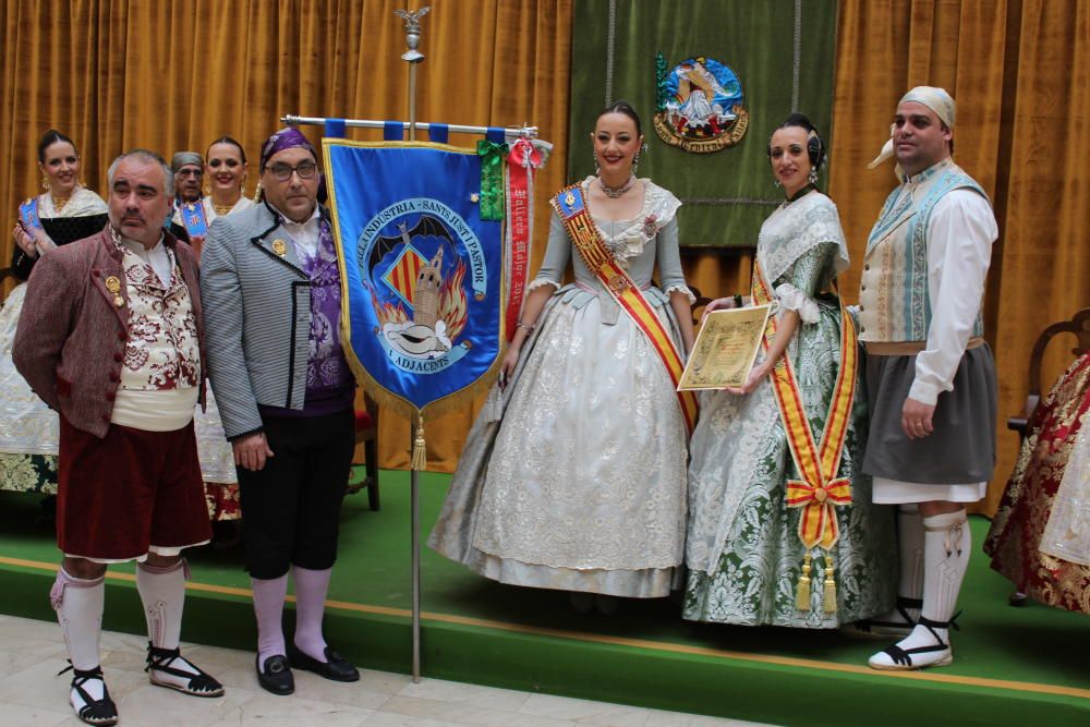 Intercambio de fotos con la fallera mayor e imposición de bunyols d'or