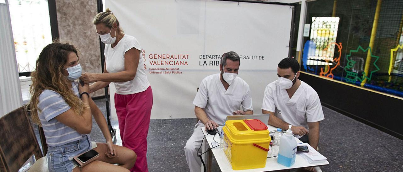 Una joven recibe la vacuna contra la Covid en el Casal Fester de Alzira a finales del verano. | PERALES IBORRA