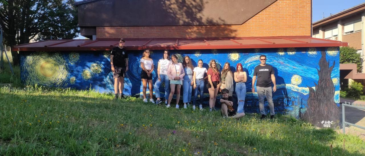 Alumnos, con el profesor Fran Méndez y &#039;La noche estrellada&#039;, en el IES Valle del Jerte de Plasencia.