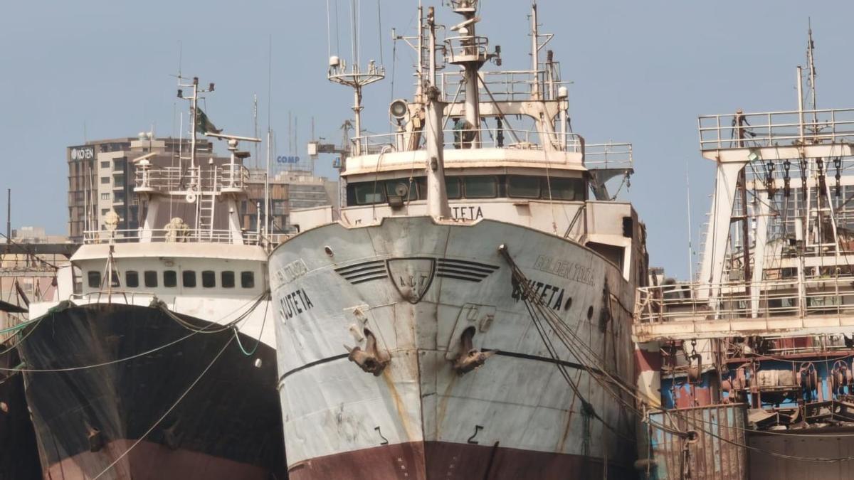El pesquero «Cuteta», en el centro, ayer en el puerto senegalés de Dakar