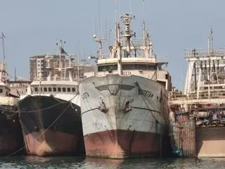 La pertinaz agonía del emblemático pesquero «Cuteta», ex «Golden Touza»: cinco años tirado en Dakar