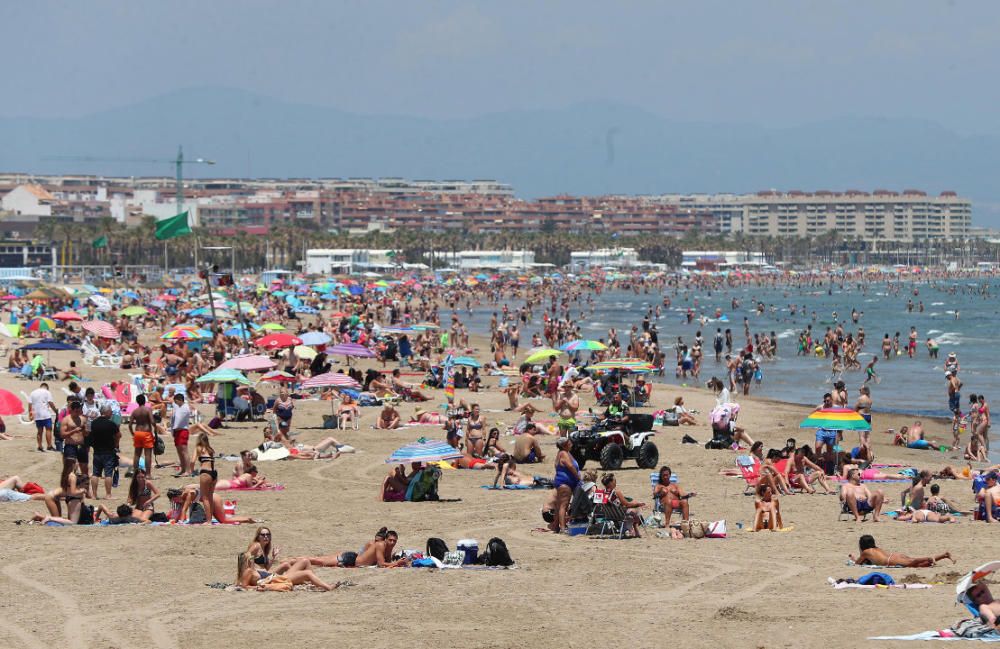 Primer día tras el estado de alarma: playas, centros comerciales y vuelos en Manises