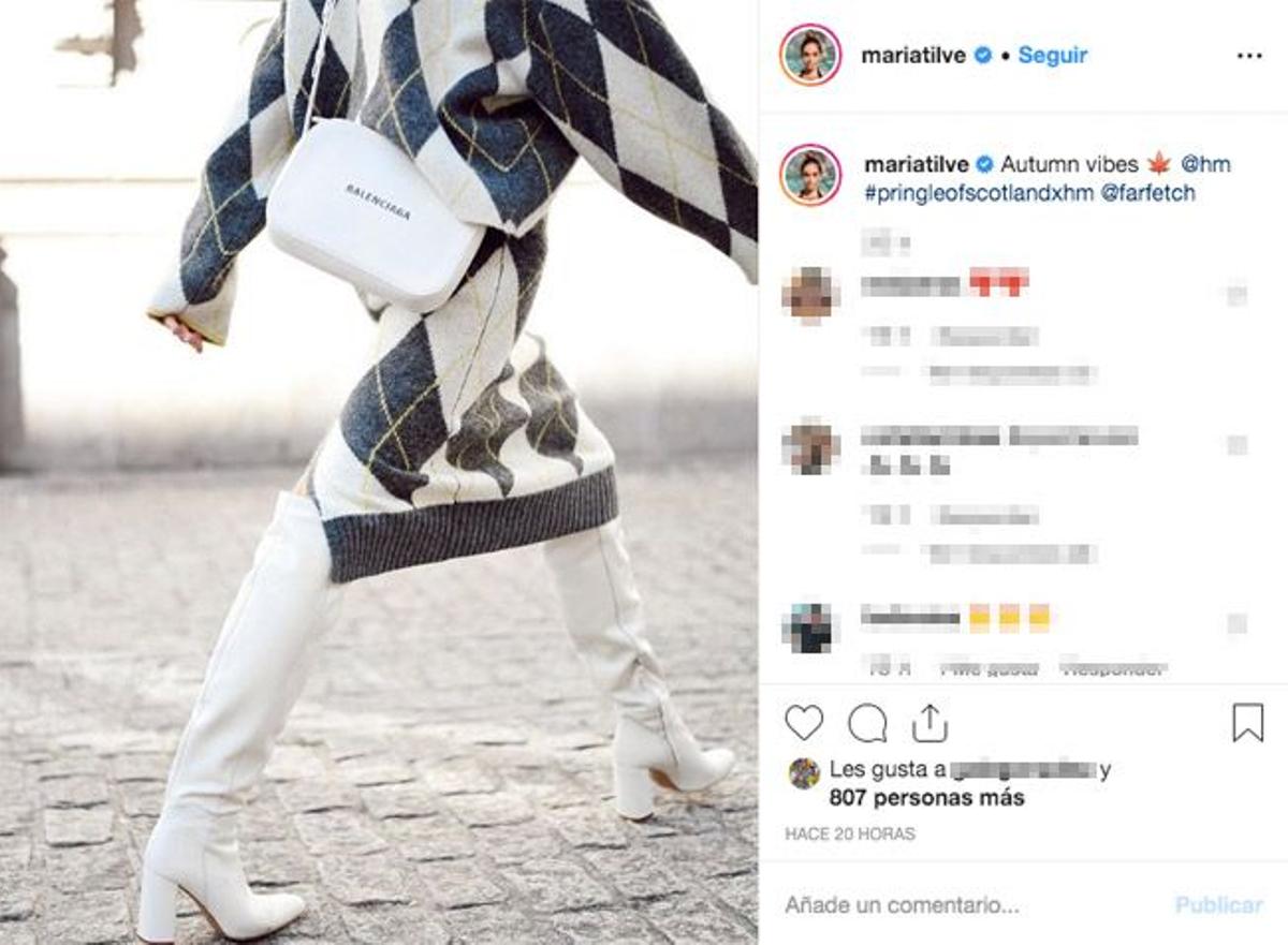 La 'influencer' María Tilve con look de Pringle of Scotland x H&M, botas altas de Zara y bolso de Balenciaga