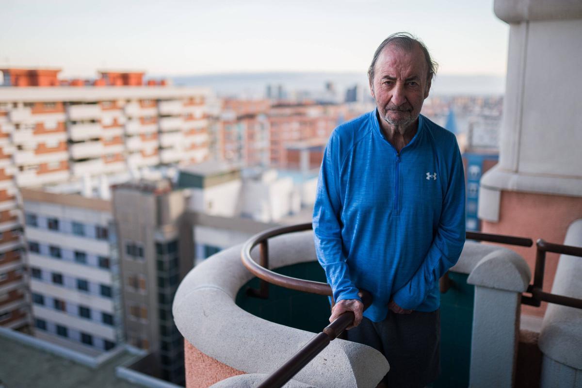 Quique Costas, en el balcón de su casa, con Barcelona al fondo.