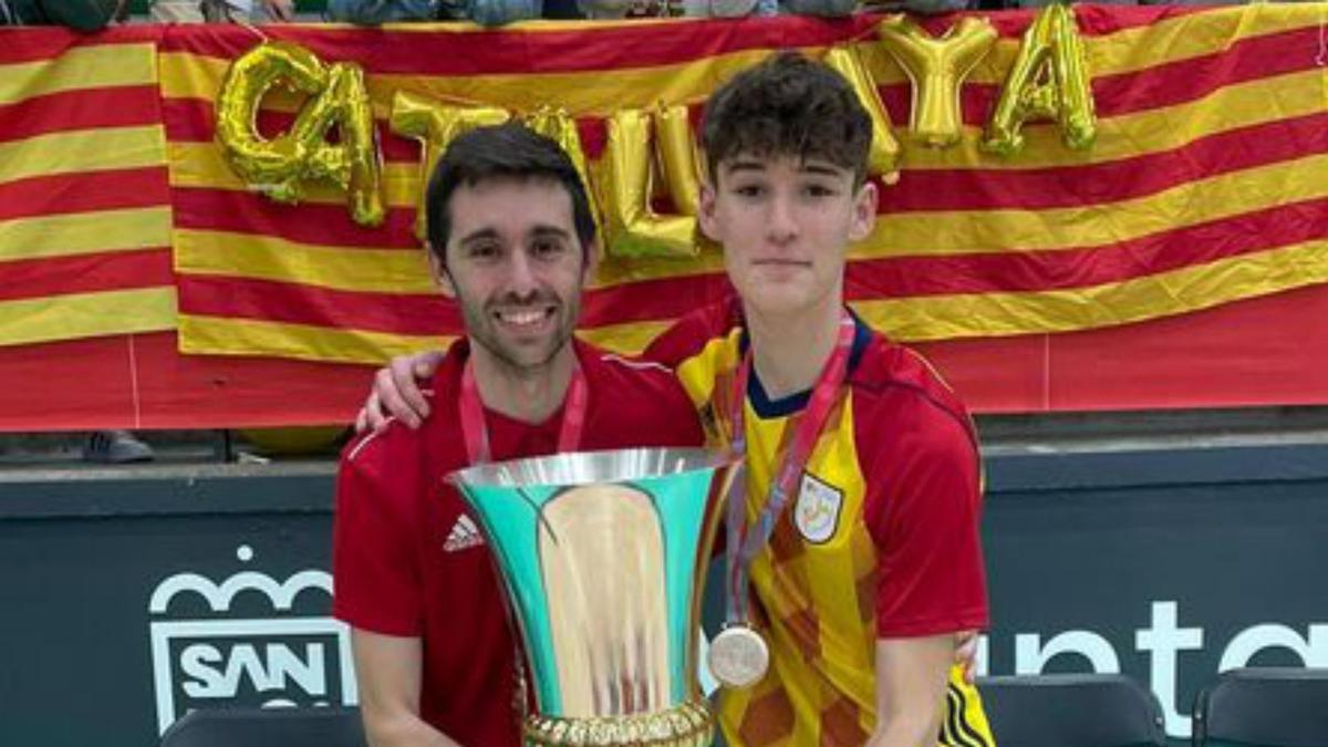 El tècnic amb el sub-16 Mario Plaza | FEDERACIÓ CATALANA DE FUTBOL