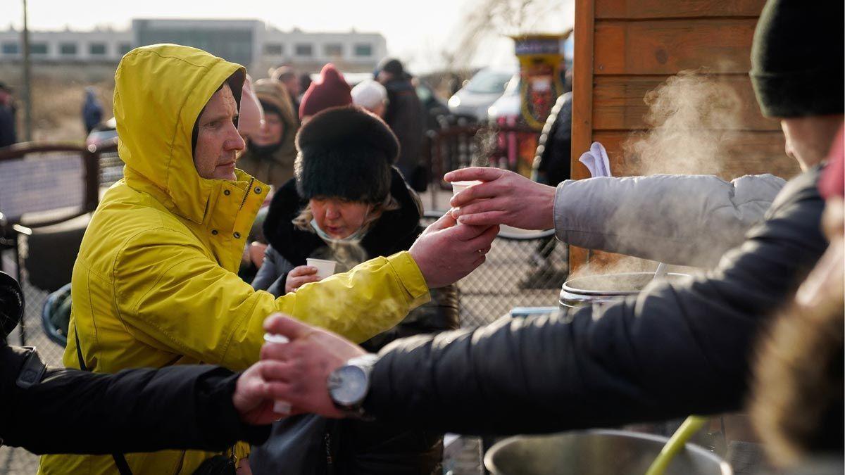 Refugiados procedentes de Ucrania reciben bebida caliente en Medyka, Polonia