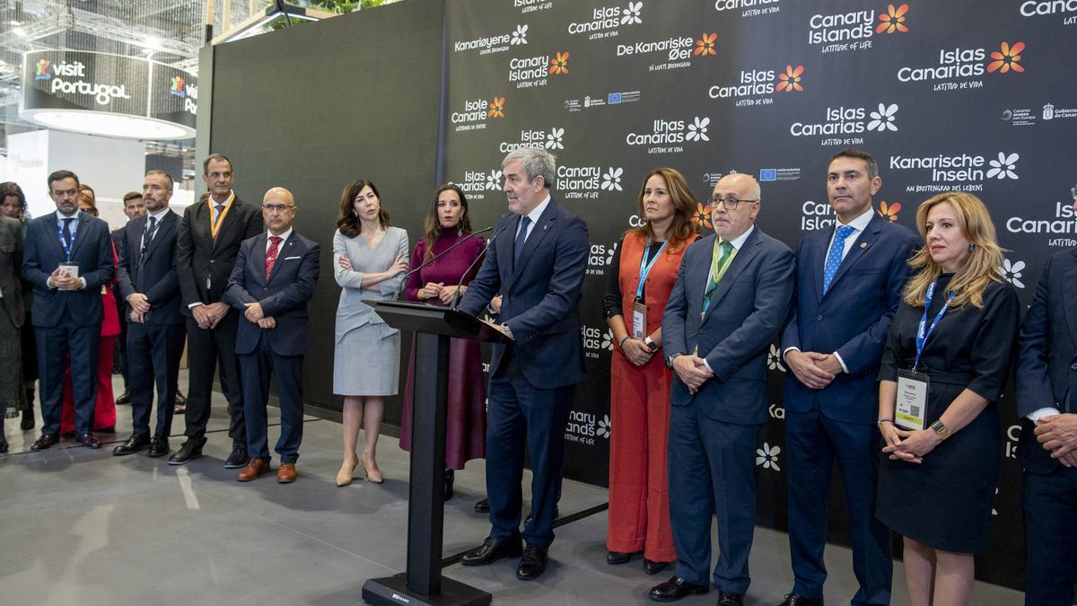 Fernando Clavijo habla, este lunes, desde el pabellón de Canarias en la WTM junto al resto de la delegación isleña en Londres.