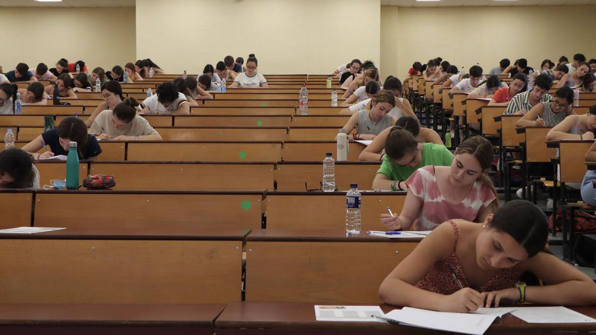 Estudiantes malagueños durante la Selectividad de 2022.