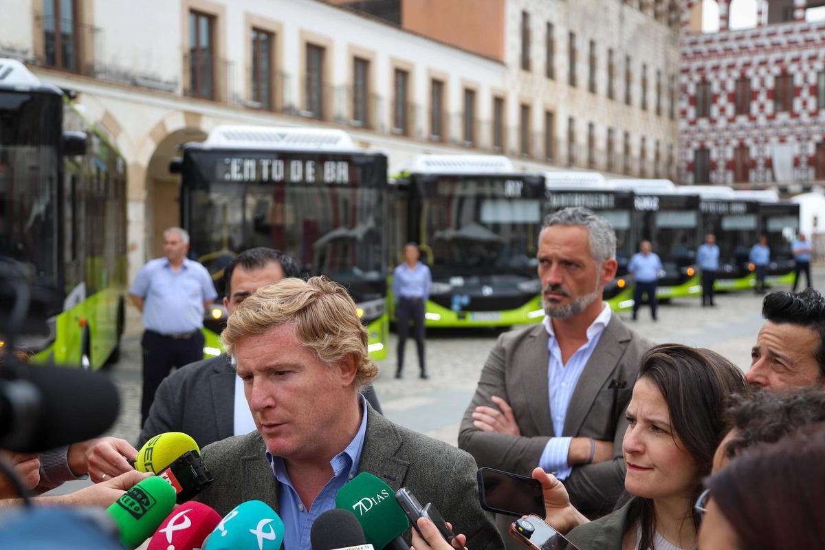 El alcalde de Badajoz, esta mañana, en la plaza Alta.