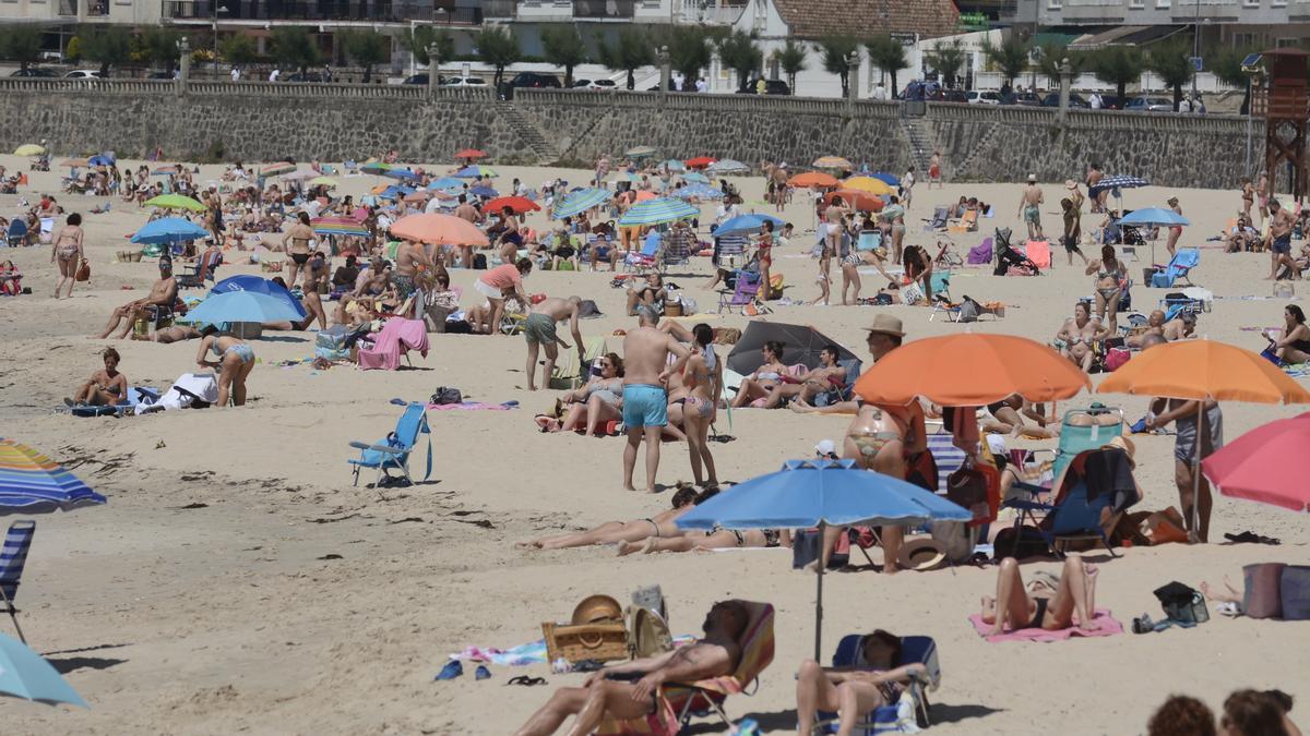 La playa de Silgar, en Sanxenxo, llena de gente hace unos días