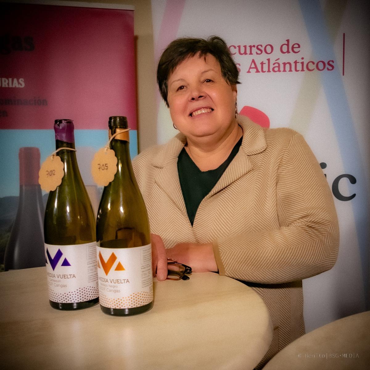 Carmen Martínez con sus vinos ganadores.