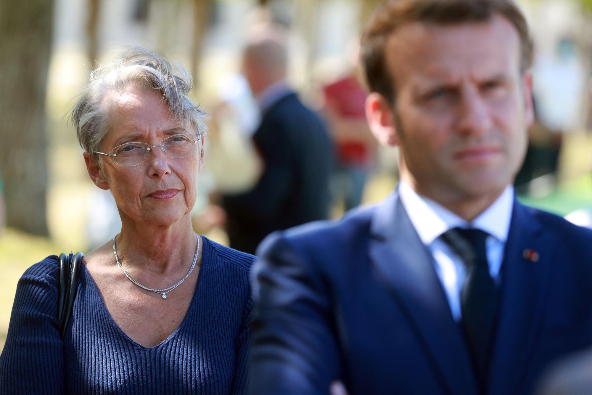 Élisabeth Borne y Emmanuel Macron en julio de 2020 durante unas jornadas estivales.