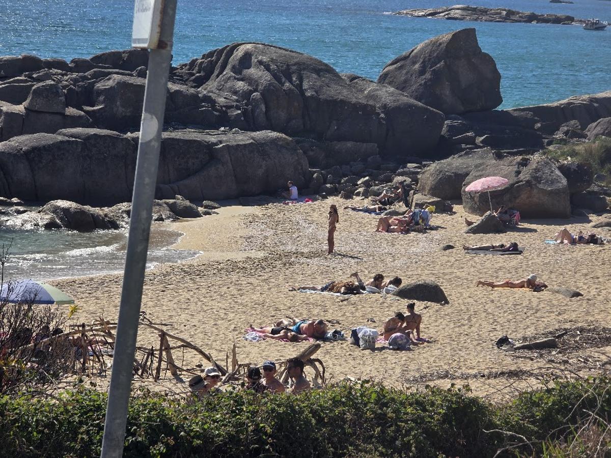 Los arousanos disfrutan de un largo puente festivo de playa.