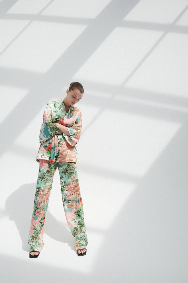 Traje estilo 'patchwork' con kimono y pantalón, de Zara