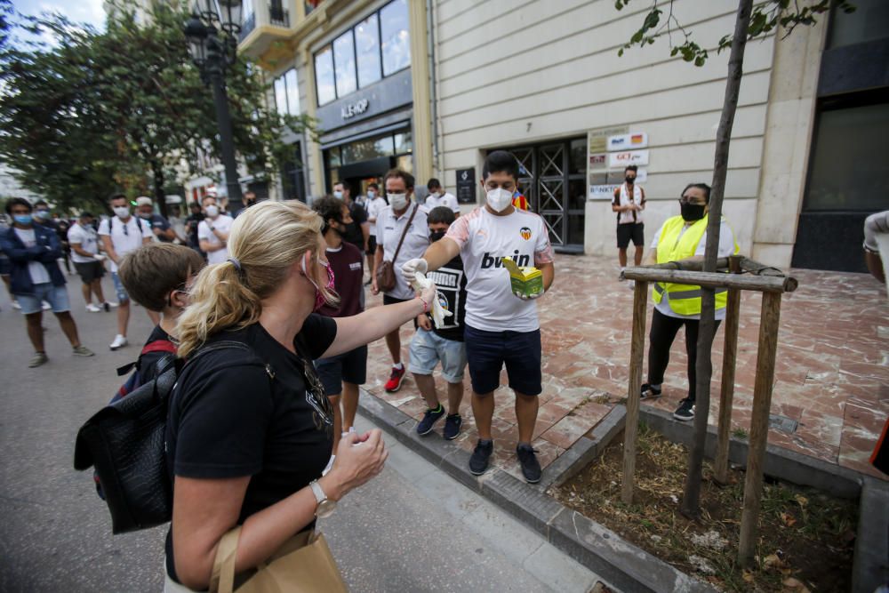 Aficionados del Valencia CF se manifiestan contra la gestión de Meriton al frente del club