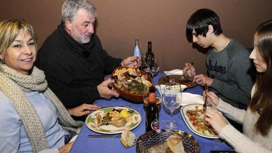 Una familia de Pontevedra, en el Villanueva. // Bernabé/Javier Lalín