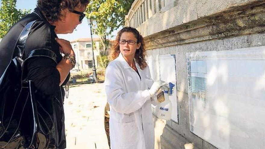 Teresa Casal conversa con la restauradora de los azulejos de la Alameda.