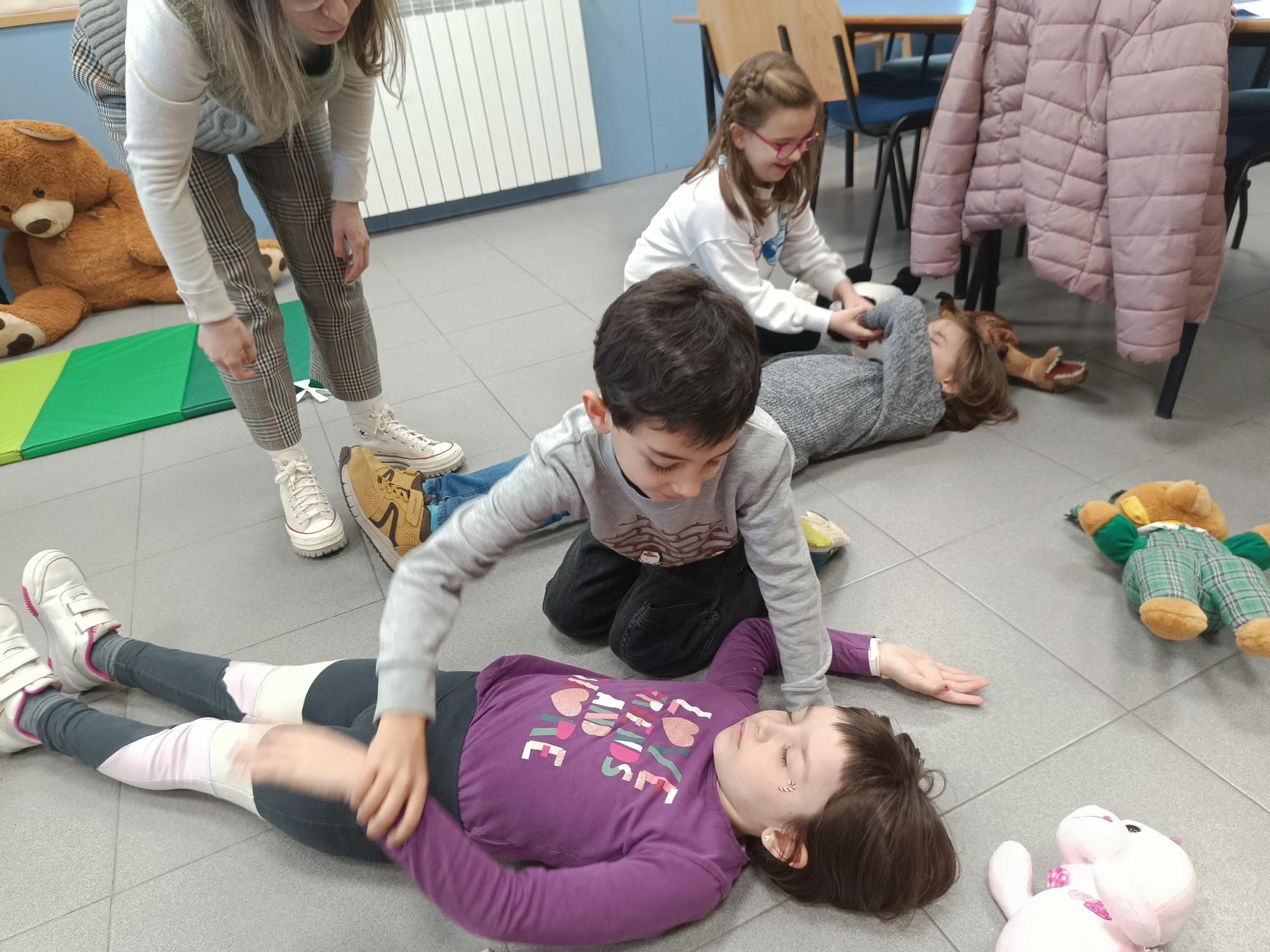 Los niños del José de Calasanz, en Llanera, aprenden a salvar vidas