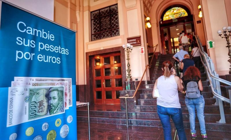 Colas en el Banco de España de Santa Cruz de Tenerife de gente cambiando las últimas pesetas