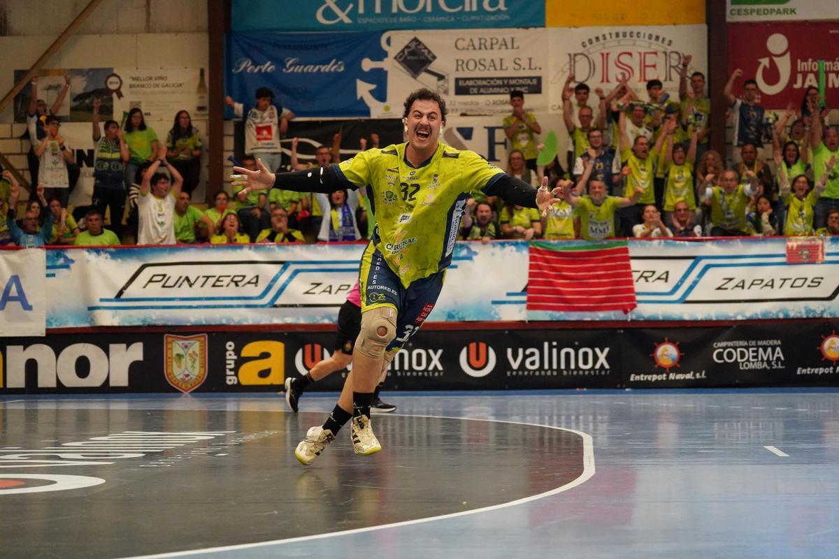 Jorge Oseguera celebra un gol durante la fase de ascenso disputada en O Rosal por el Balonmano Zamora