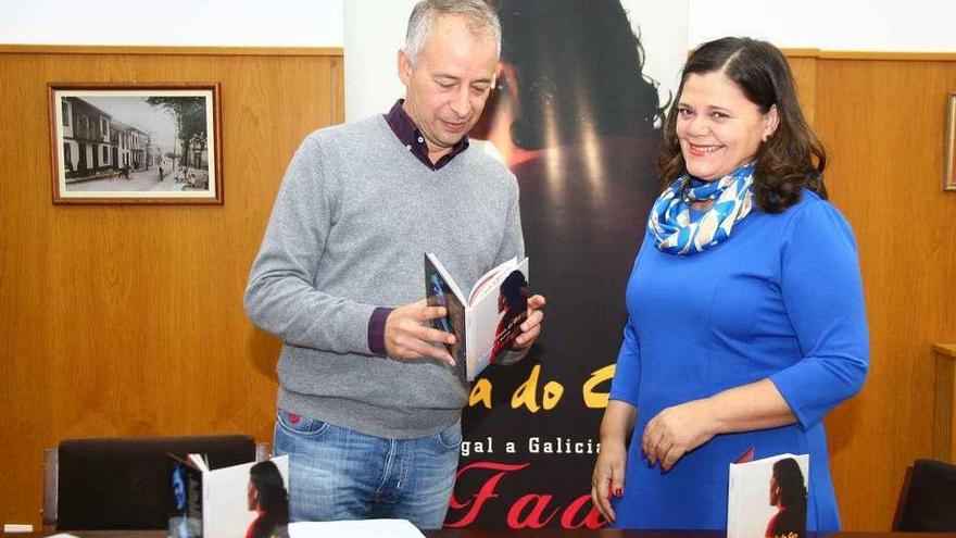 El edil de Cultura Juan Constenla y la fadista María do Ceo, ayer, en A Estrada. // Bernabé / Adrián Rei