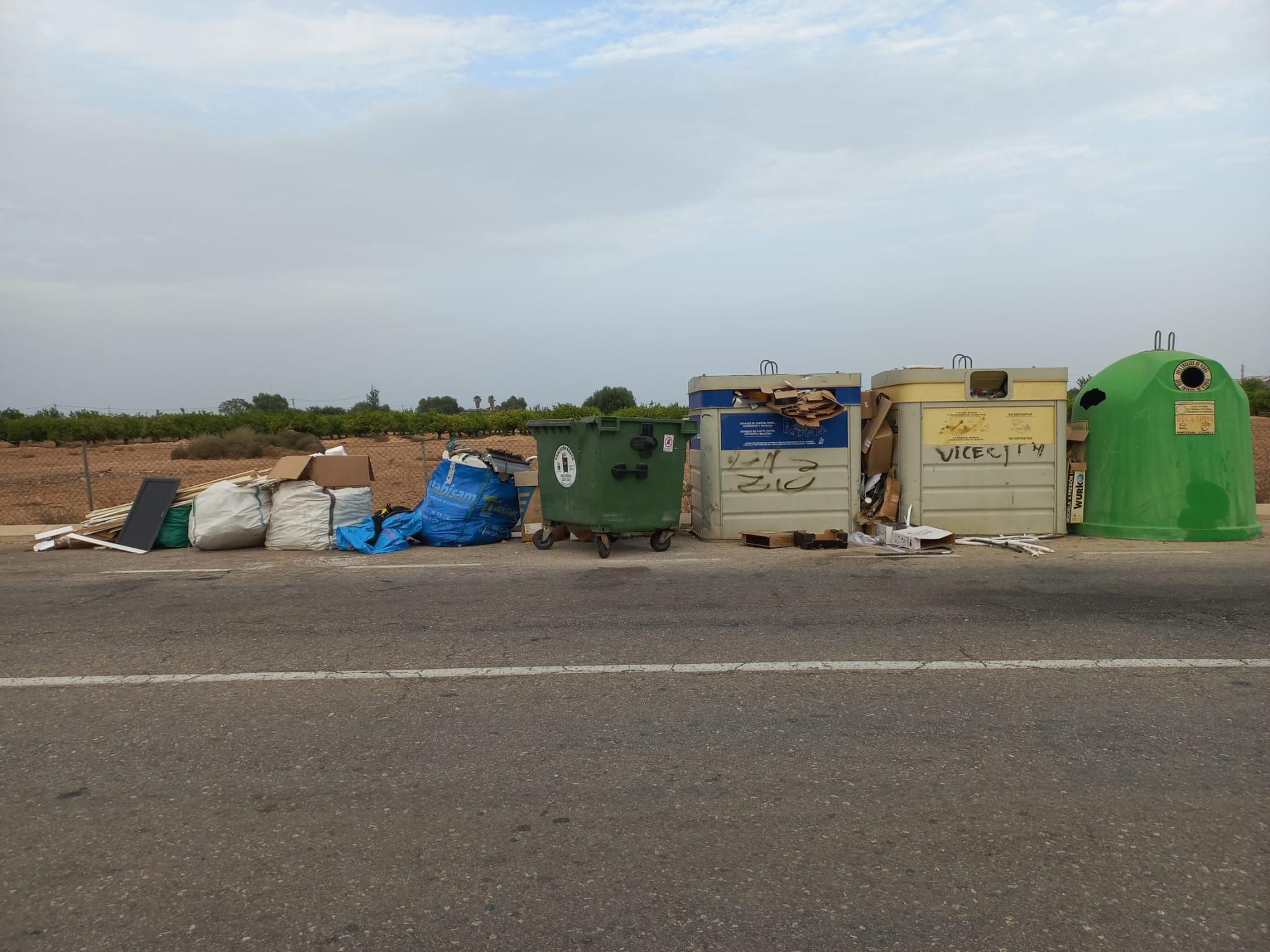 Imágenes captadas por los vecinos de contenedores desbordados