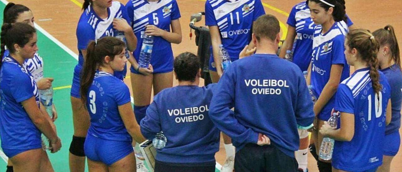 Las jugadoras del Club Voleibol Oviedo reciben instrucciones durante un partido de esta temporada.